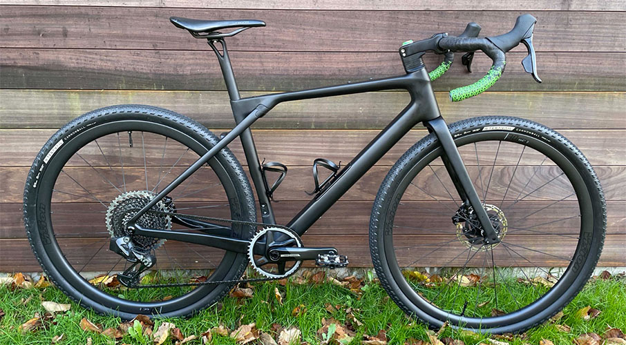 vélo complet construit avec un cadre en carbone gravel PXG073-D